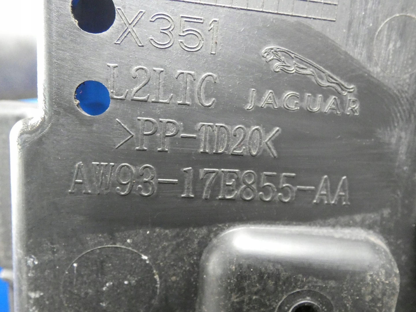 JAGUAR XJ X351 Support Moyenne Arrière Support plaque Pare choc Arrière