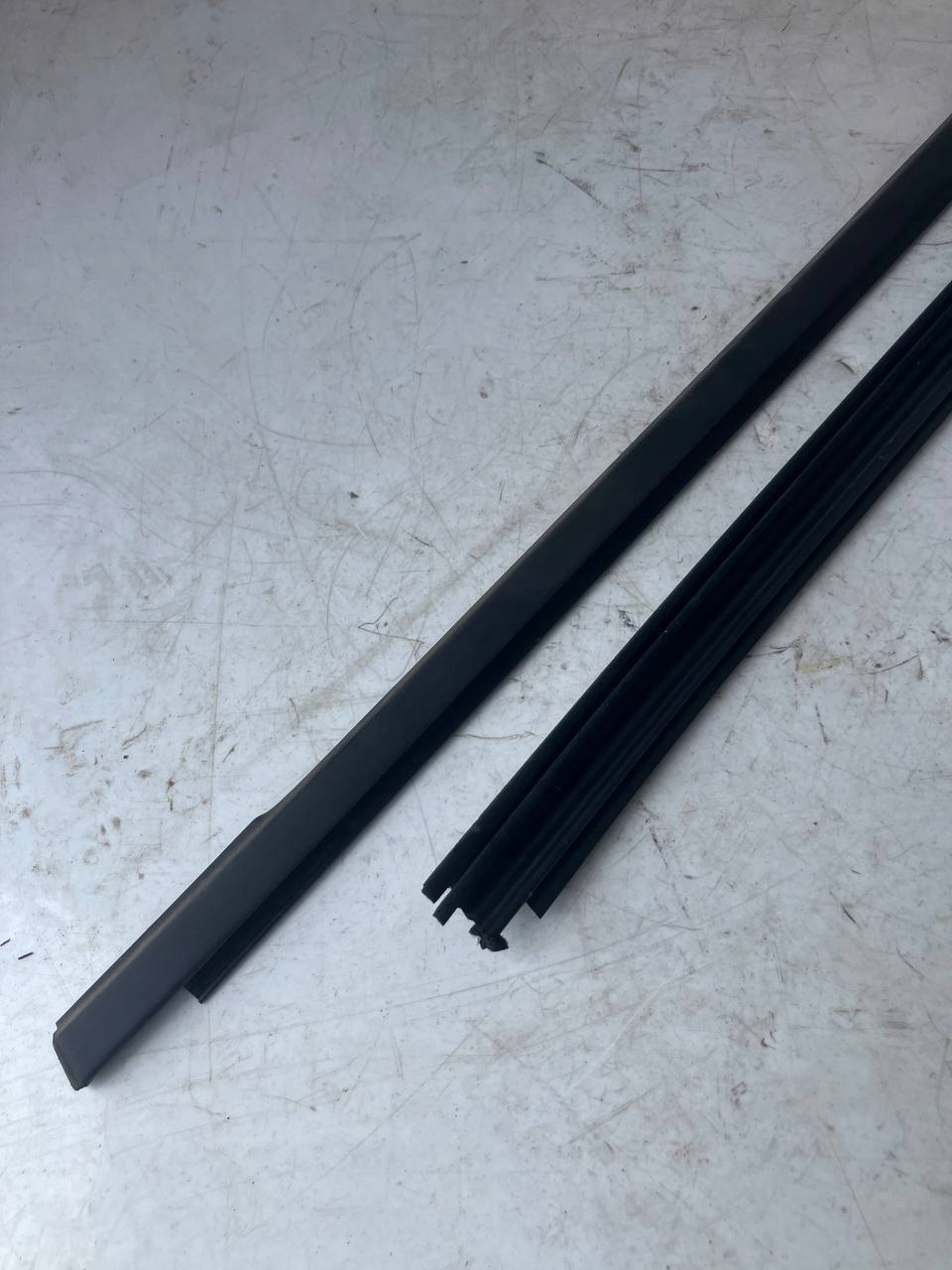 moulding dust door left rear part RENAULT ARKANA KOMPLET