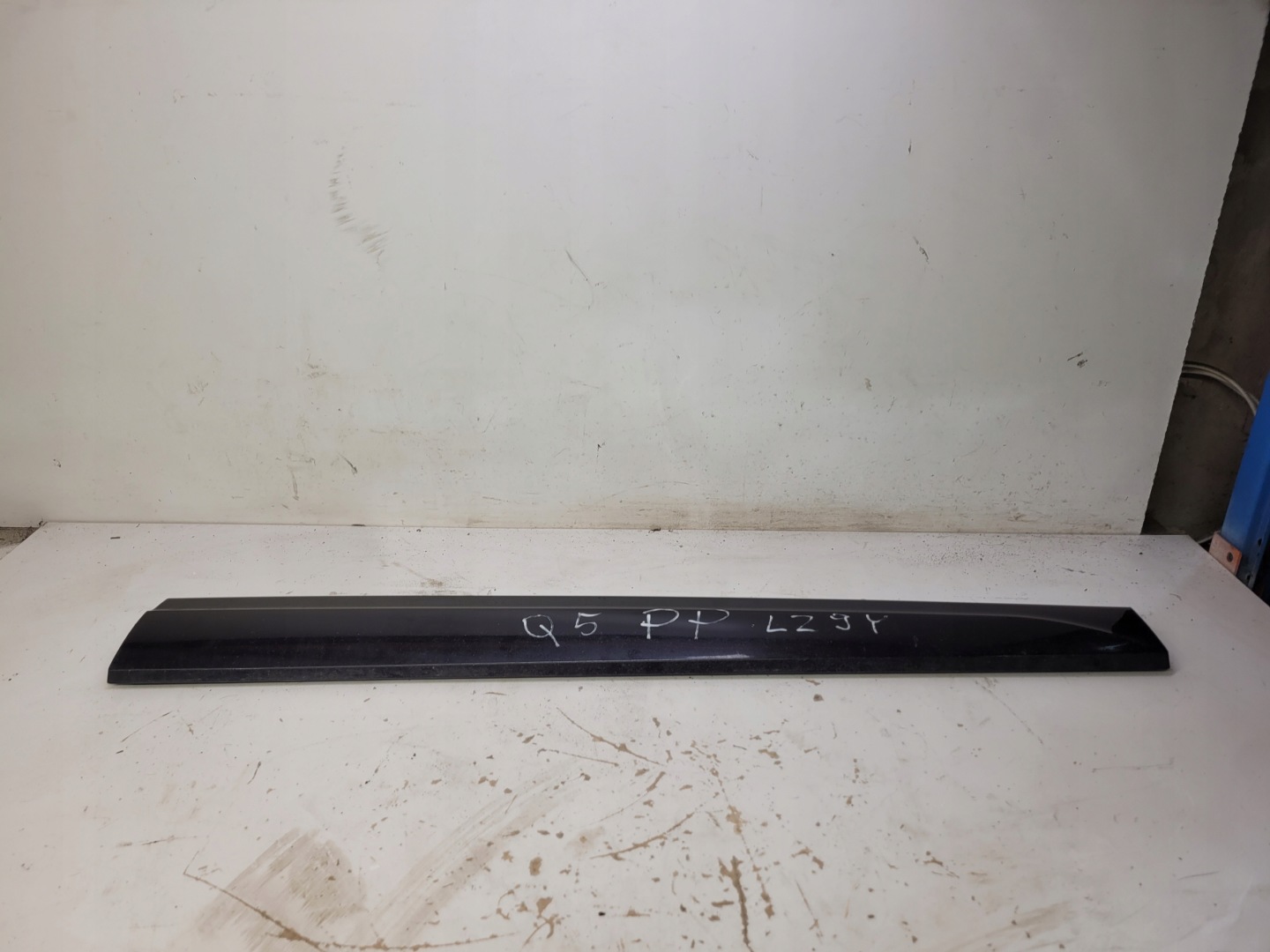 moulding door lower right front AUDI Q5 8R LZ9Y