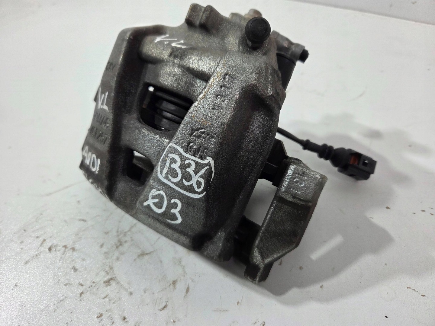 Audi Q3 8U Tiguan 5NA caliper brake front left VCF253 (B36)