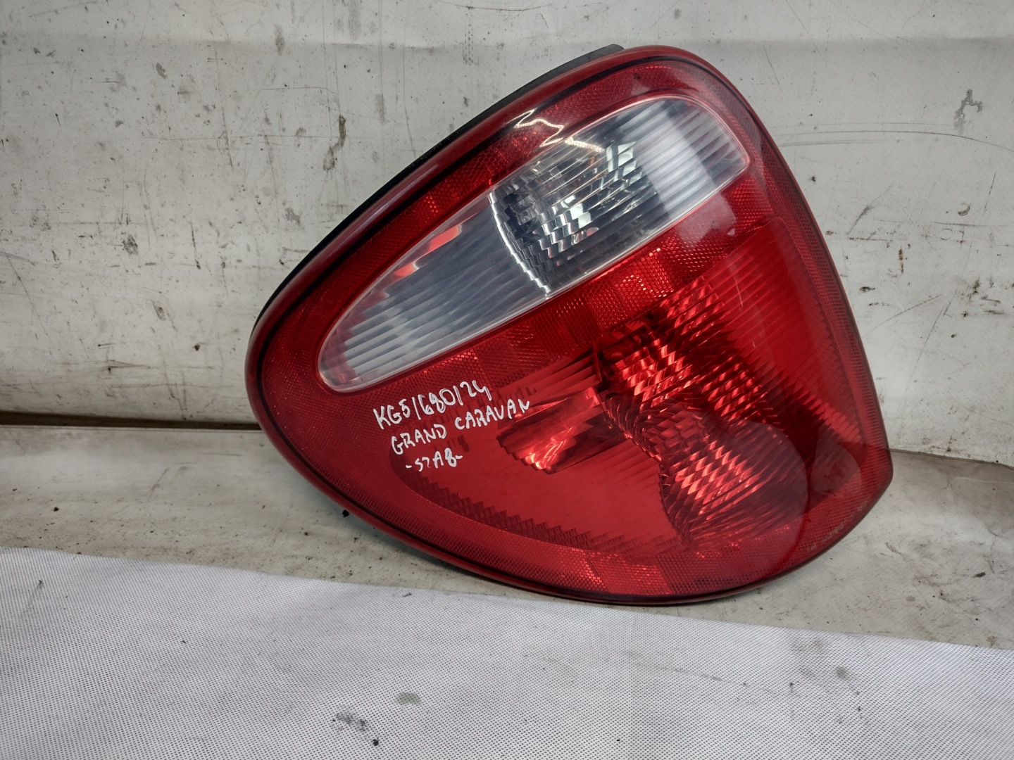 light left rear part Dodge Grand Caravan IV 4 4857601AE