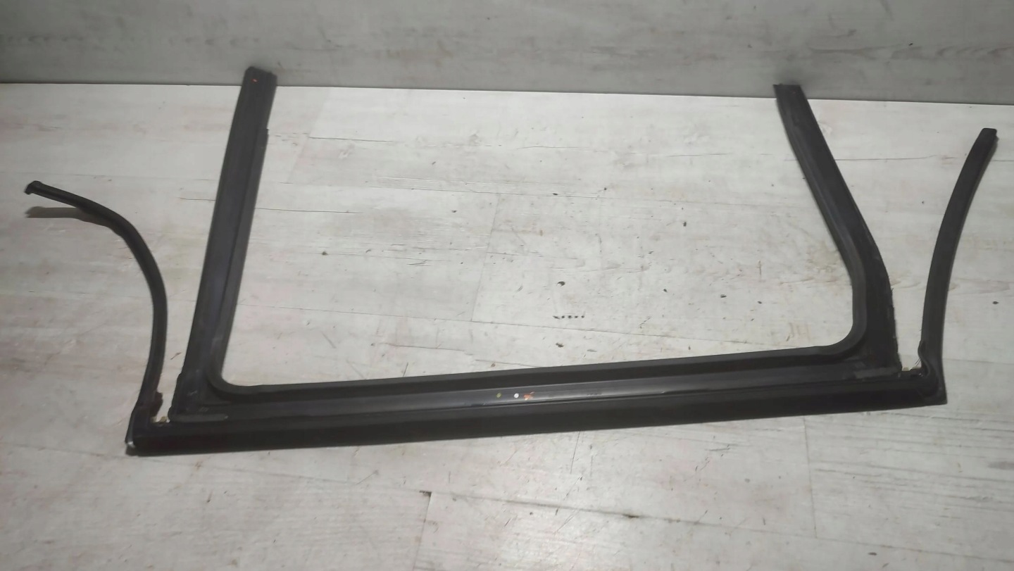 Jeep Cherokee 2015 rear part side left rubber gasket door tylnych