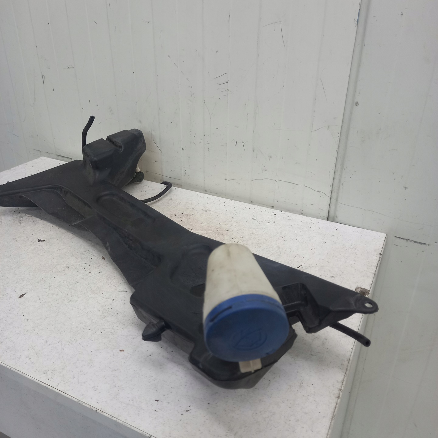 washer fluid tank CITROEN C4 PICASSO 2 9676088180