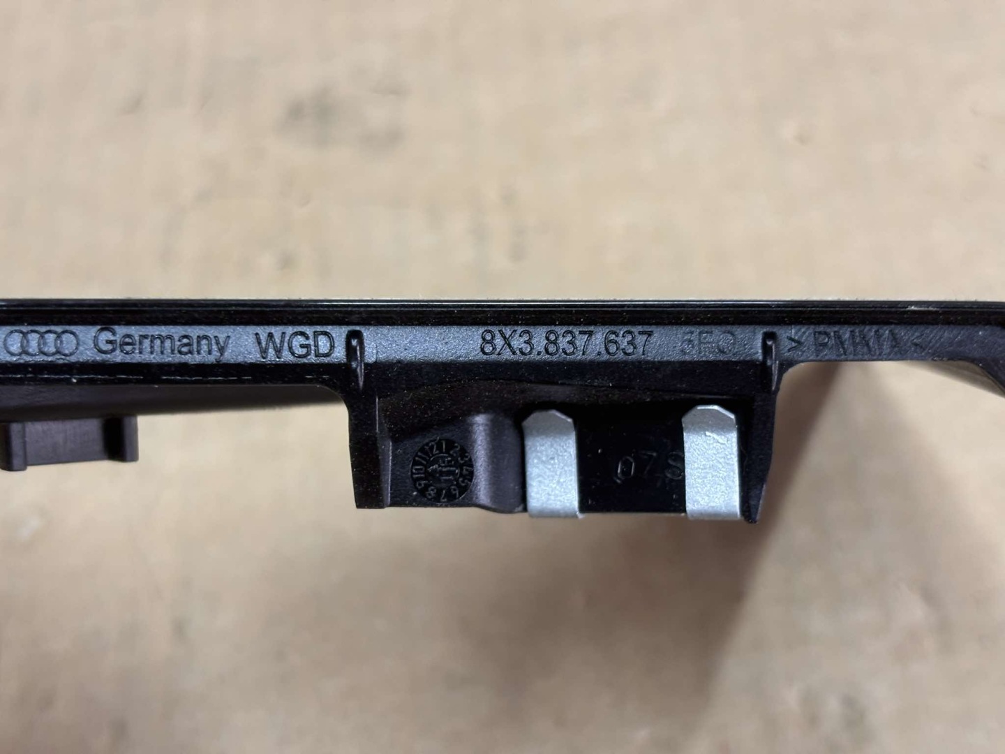 TROJKAT cap door left front AUDI A1 8X3837637