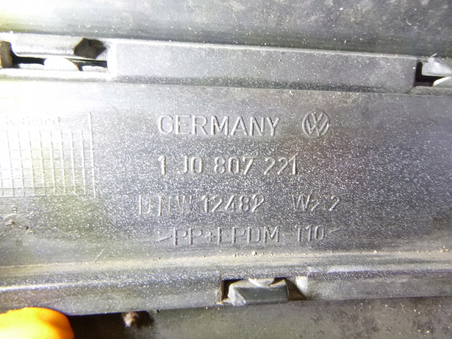 nárazník předek VW Golf IV 4 LB9A bílý 1J0807221 originál 1997–2006