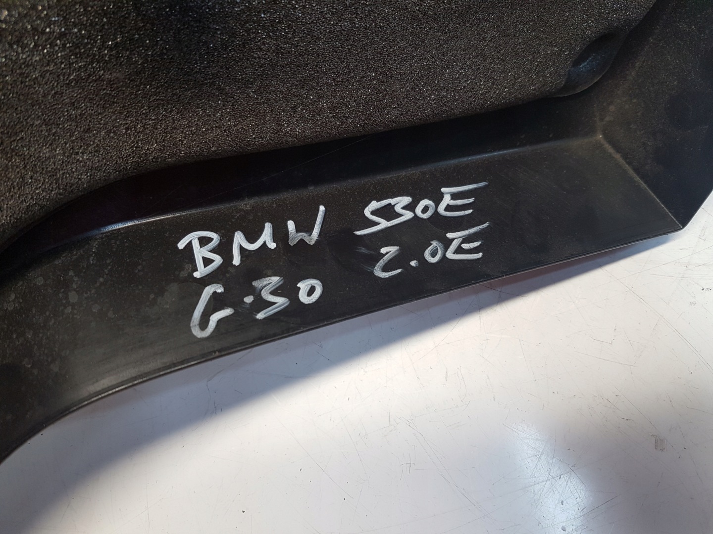 BMW G30 530E motor cover upper 8657035