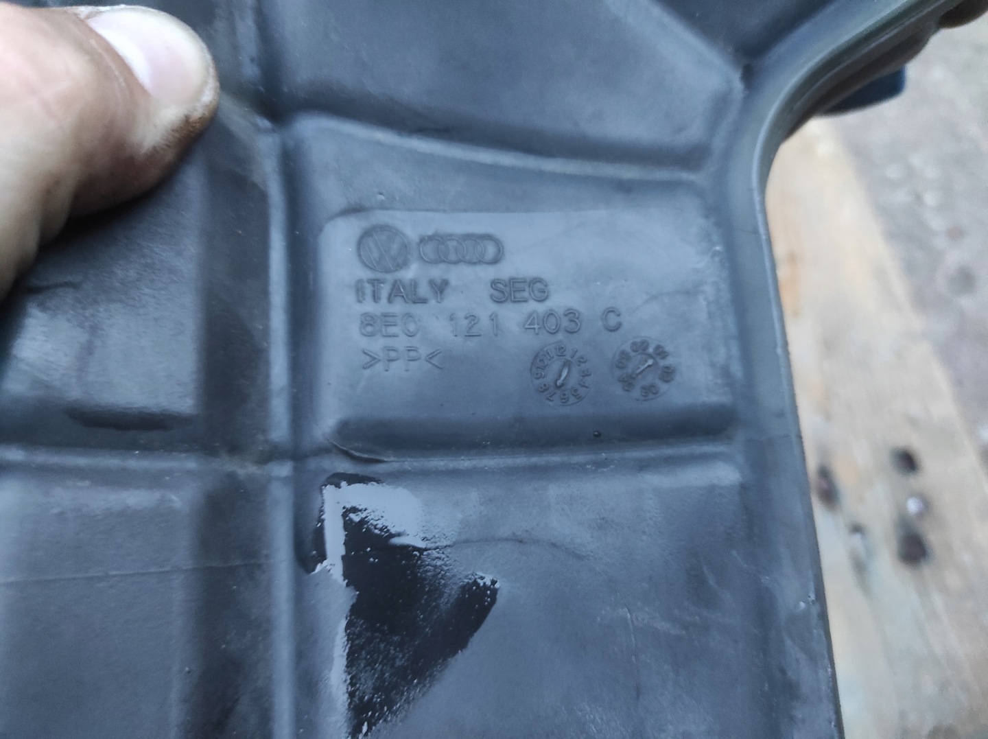 water tank cup audi 8E0121403c