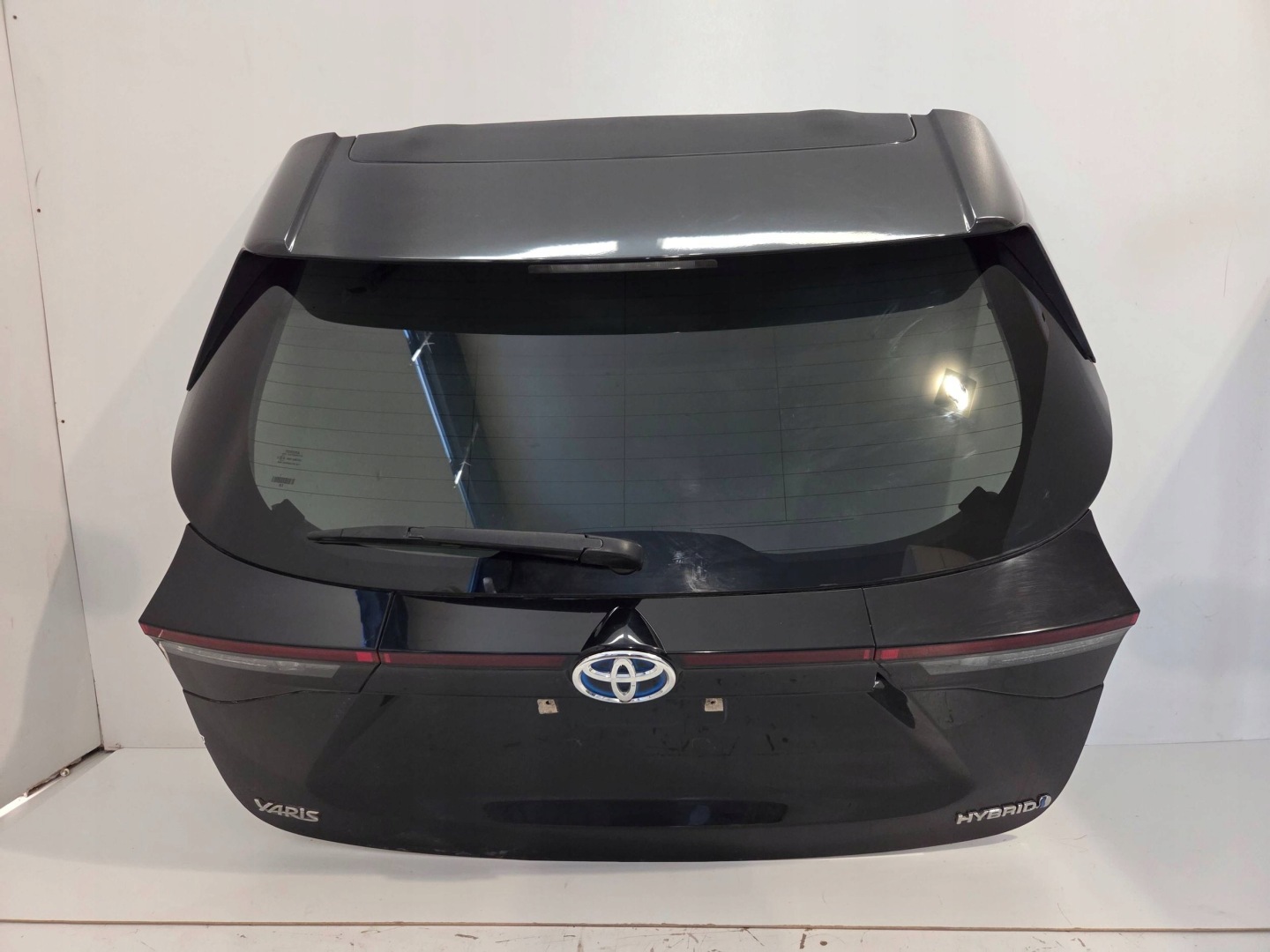Toyota Yaris Cross 2022 boot doors black 209 (H214)