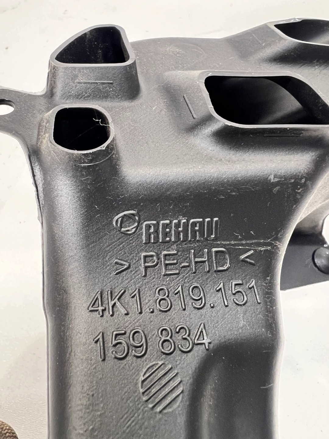 drain POWIETRZNY TUNEL left AUDI A6 C8 4K1819151