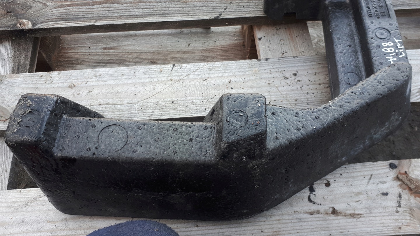 A4 B8 LIFT polystirene boot floor well 8T0012109