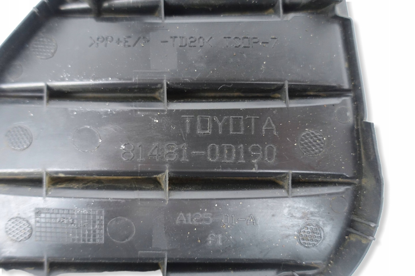 grid of a bumper right front right front TOYOTA YARIS III P3 2011-2014