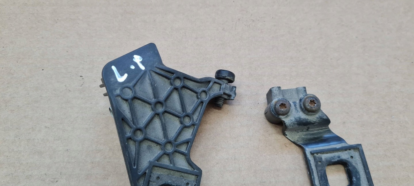 A5 8T LIFT bracket hook holder lights left front 1301330049 A4 B8 LIFT