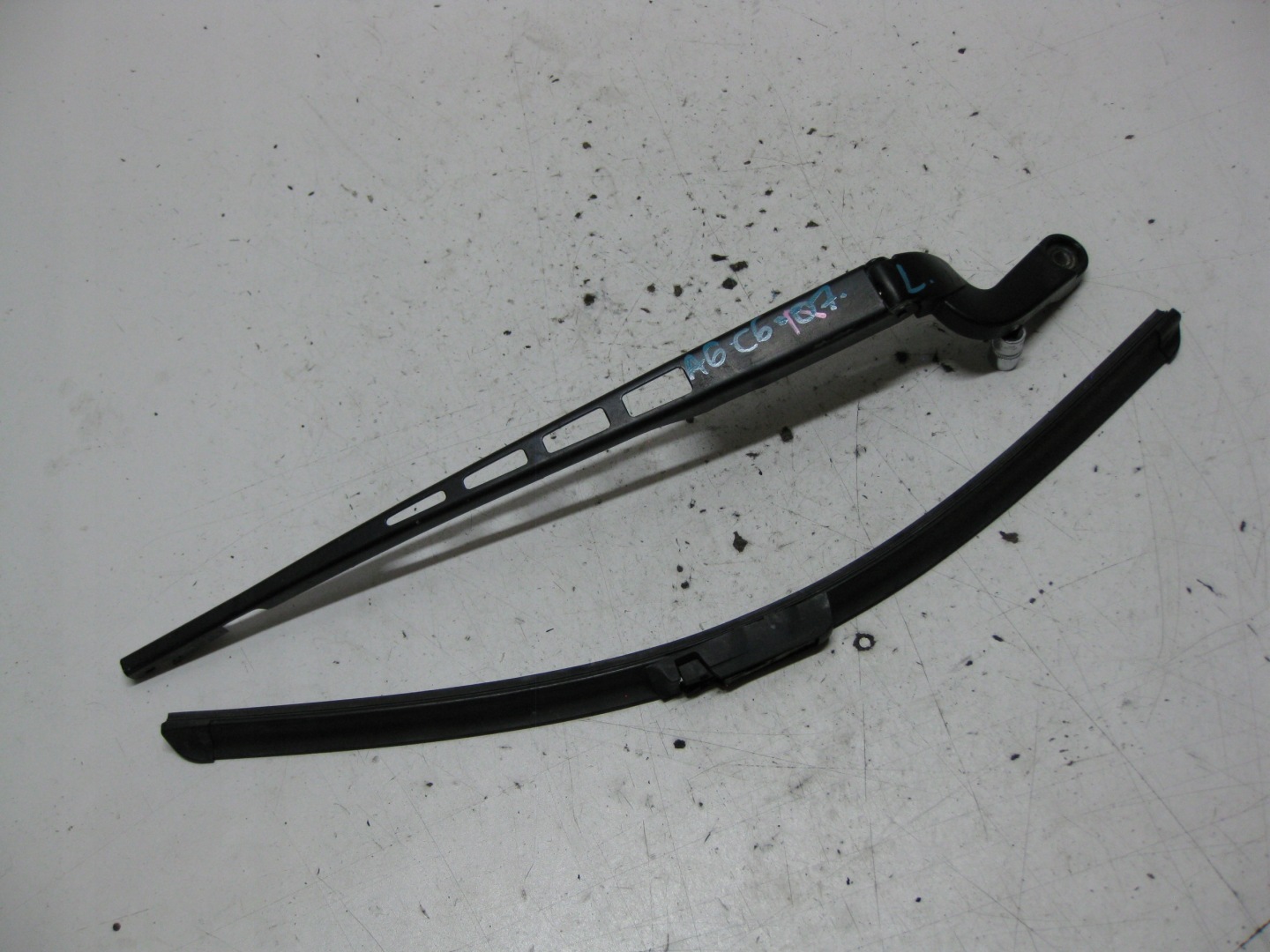 AUDI A6 C6 KOMBI 2.7 TDI 07R wiper arm right left front KOMPLET