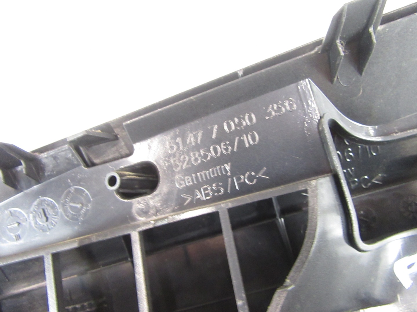 cover boot bracket rolety right BMW e61 KOMBI