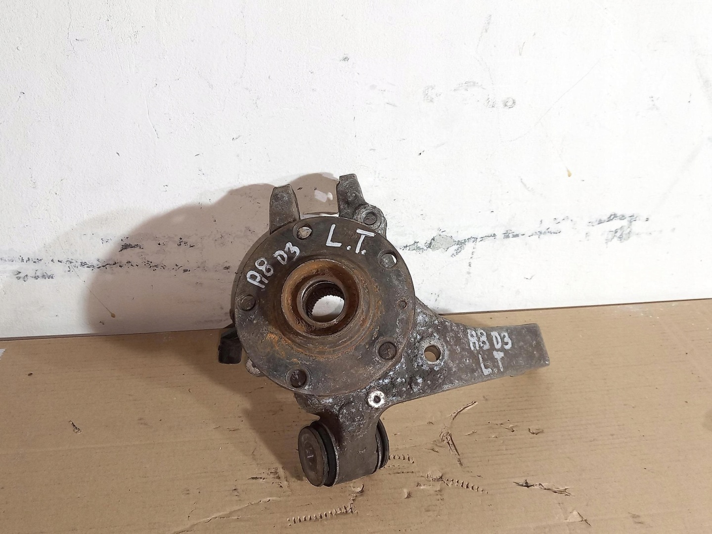 otoč čepu levý záď AUDI A8 D3 02-10