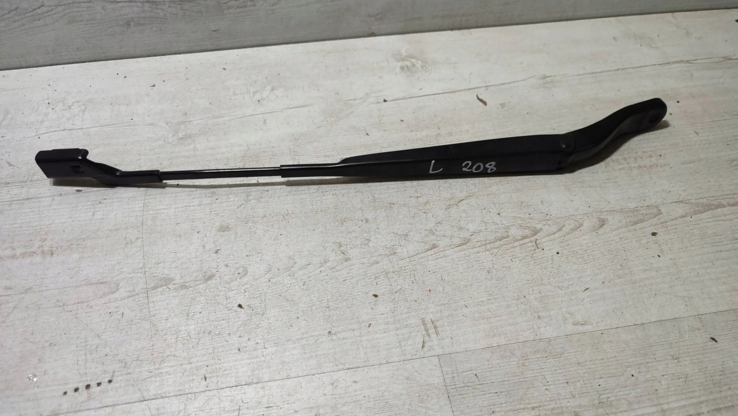 Peugeot 208 II 23r 1.2 front side left wiper arm