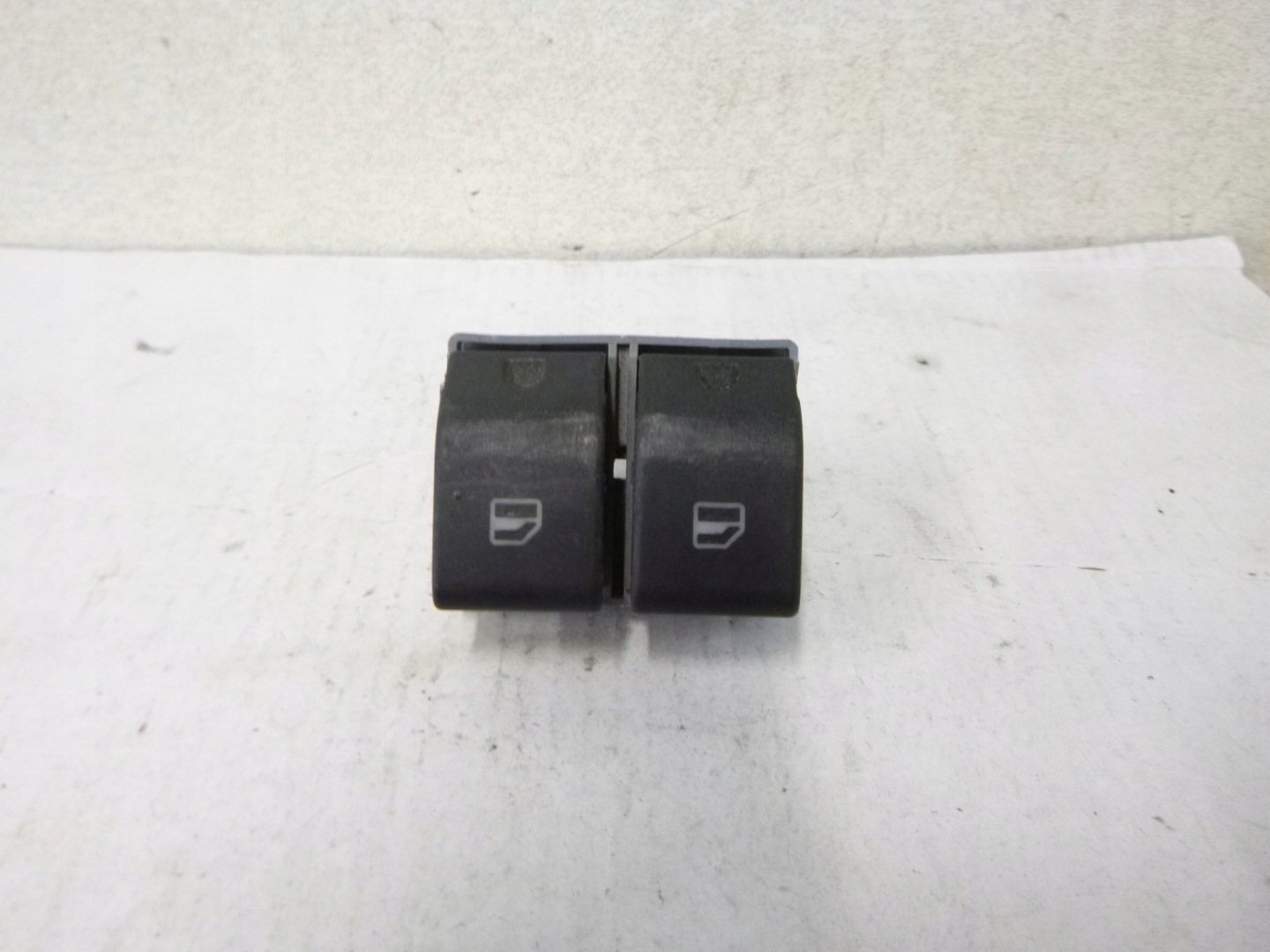 switch button of the window left Seat Ibiza III 07r.