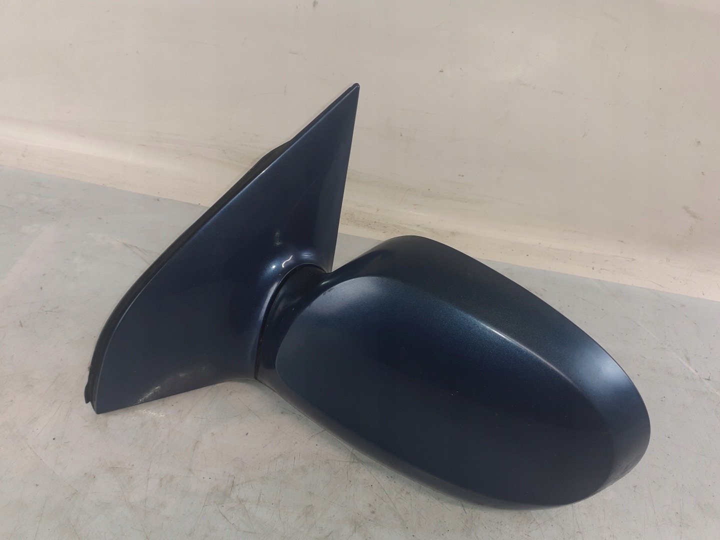 Kia Sedona and mirror left