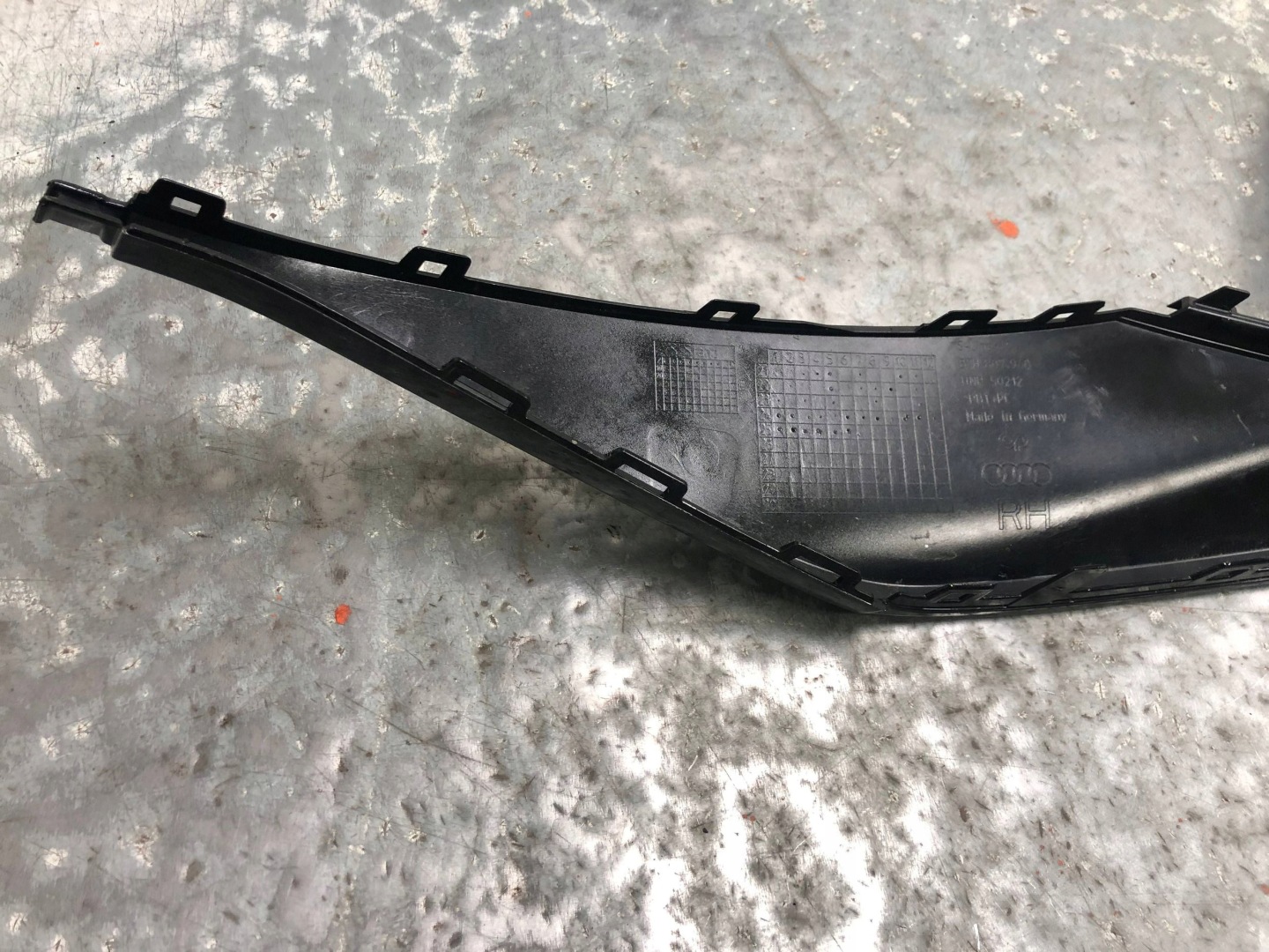 grid of a bumper right front S-LINE AUDI Q6 E-TRON 85H807968