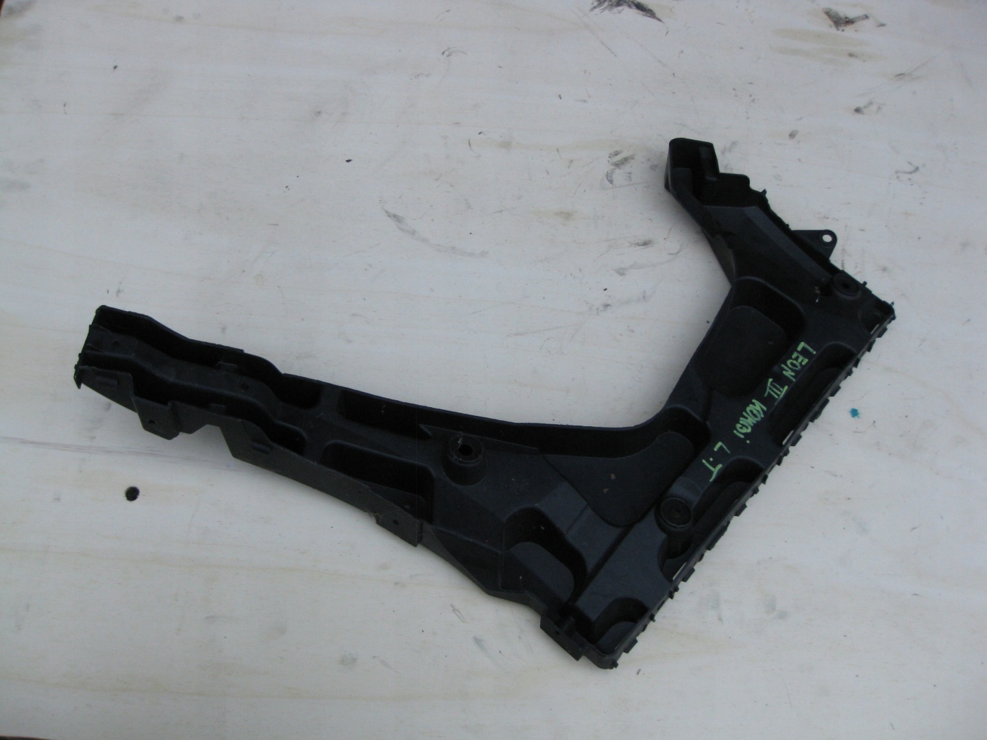 SEAT LEON III KOMBI 15R bumper bracket left rear part 5F9807375B