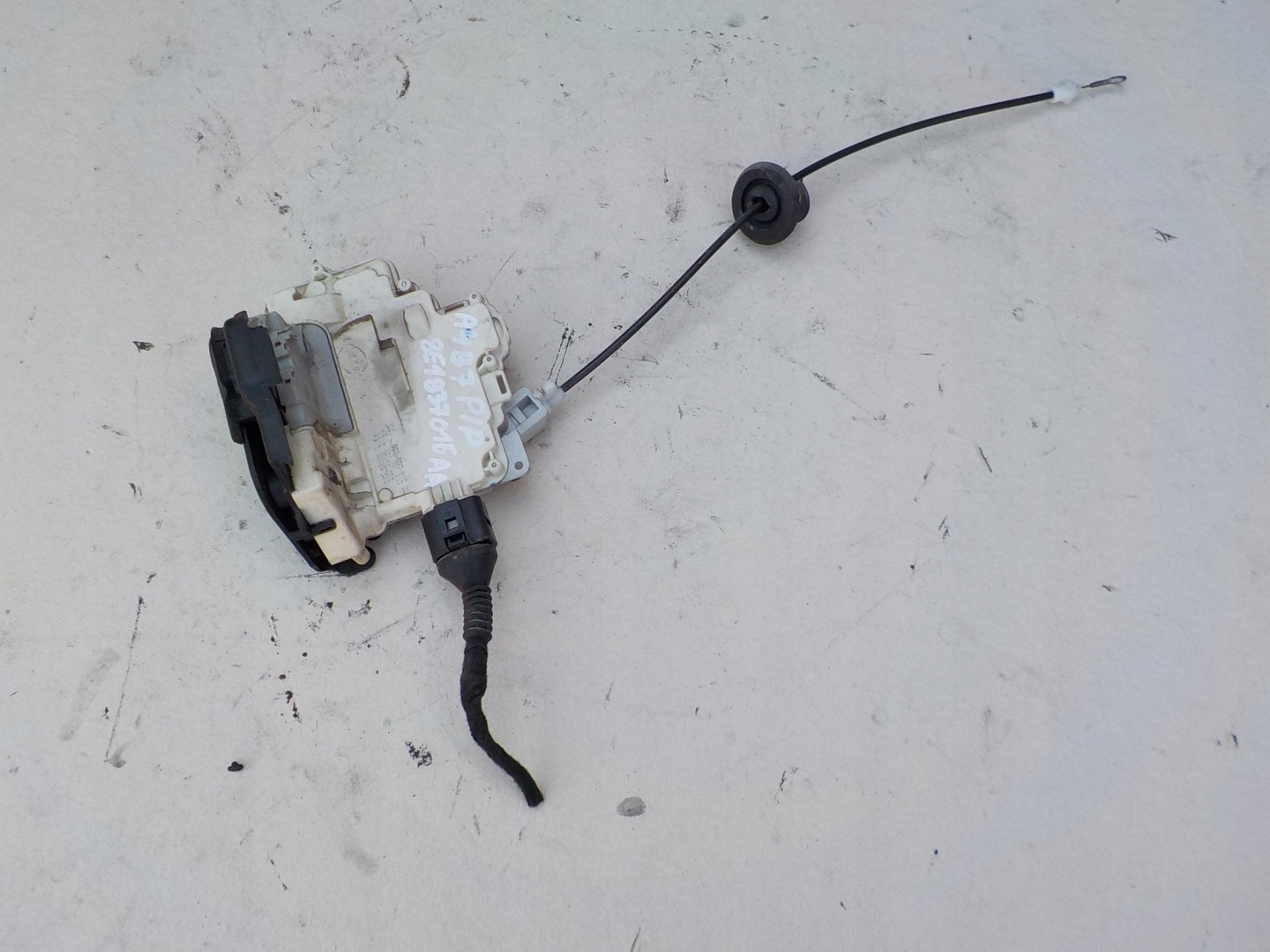 lock right front audi a4 b7 8E1837016AA