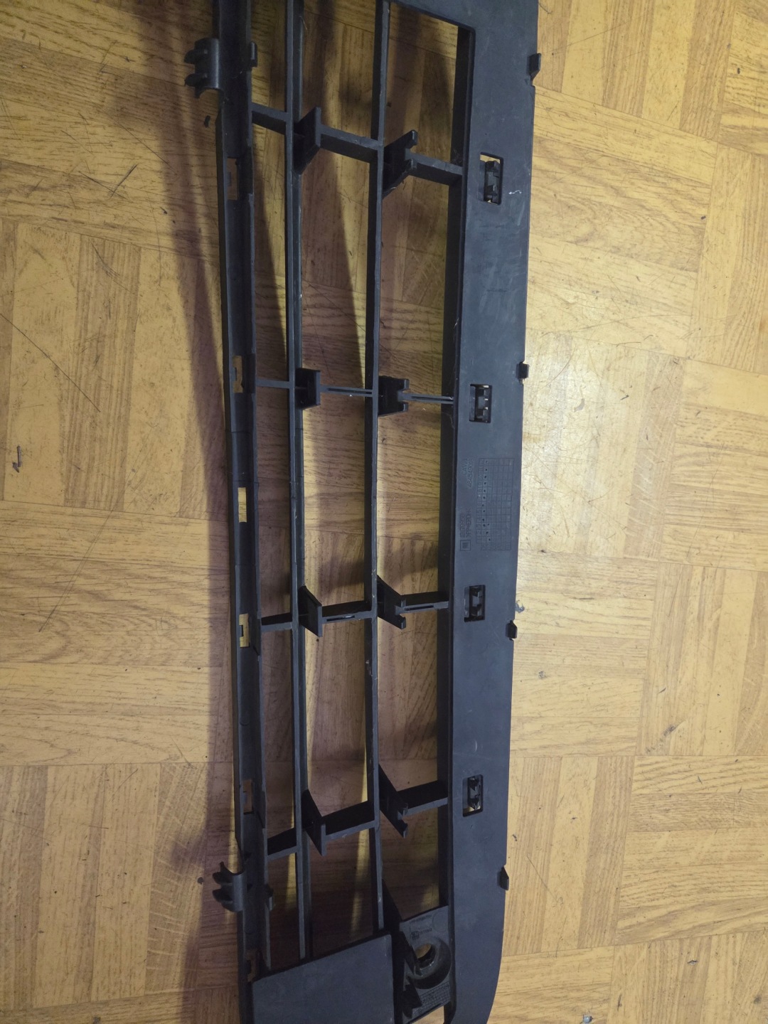 grid of a bumper front central OPEL CORSA D 13179958