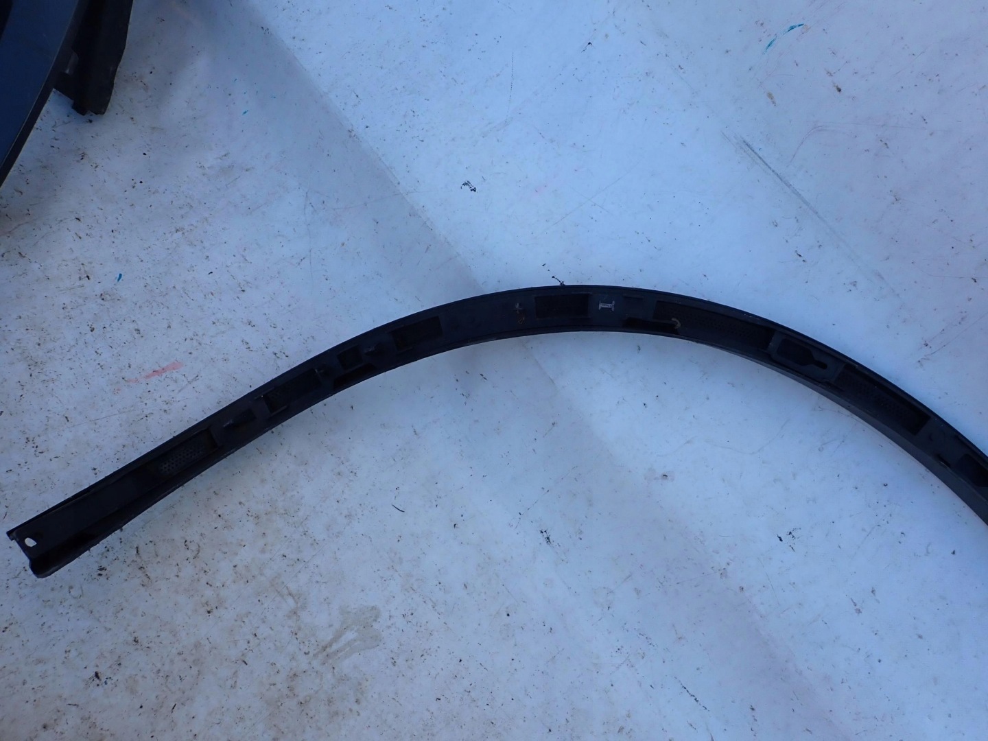 VW TOUAREG II 2 10-18 moulding cap left rear part