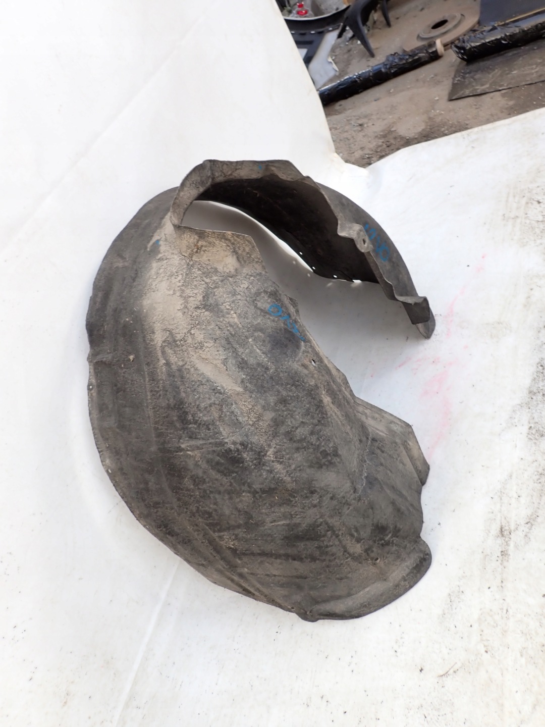 VOLVO XC60 and 1 08-17 mudguard front front right