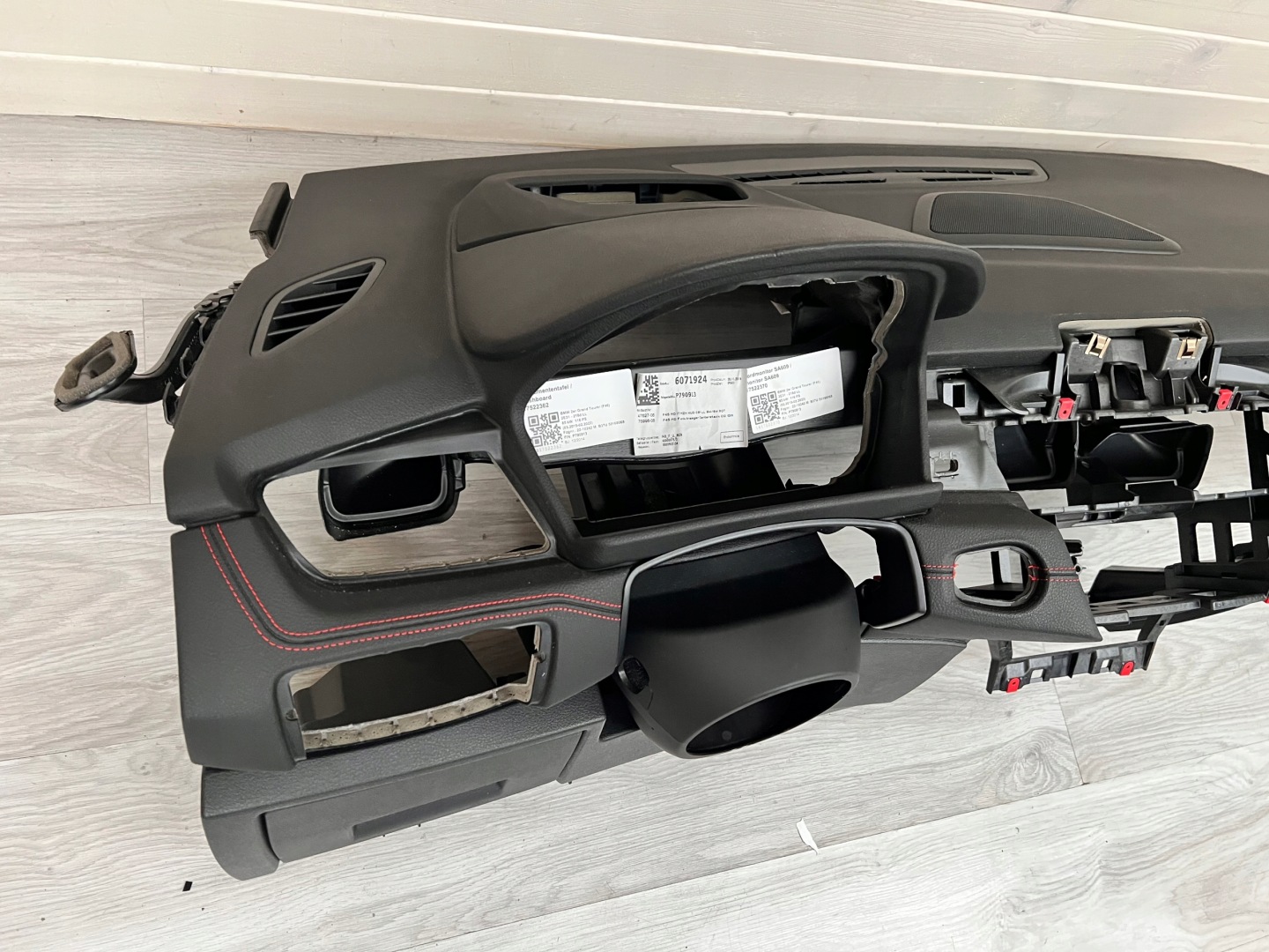 BMW 2 F45 2 F46 console originál red NIC