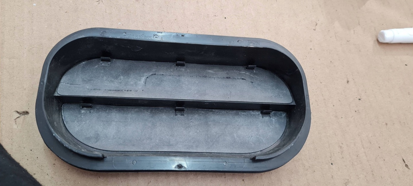 A4 B9 8W grid WENTYLACYJNA boot rear part 6R0819465A A5 8W