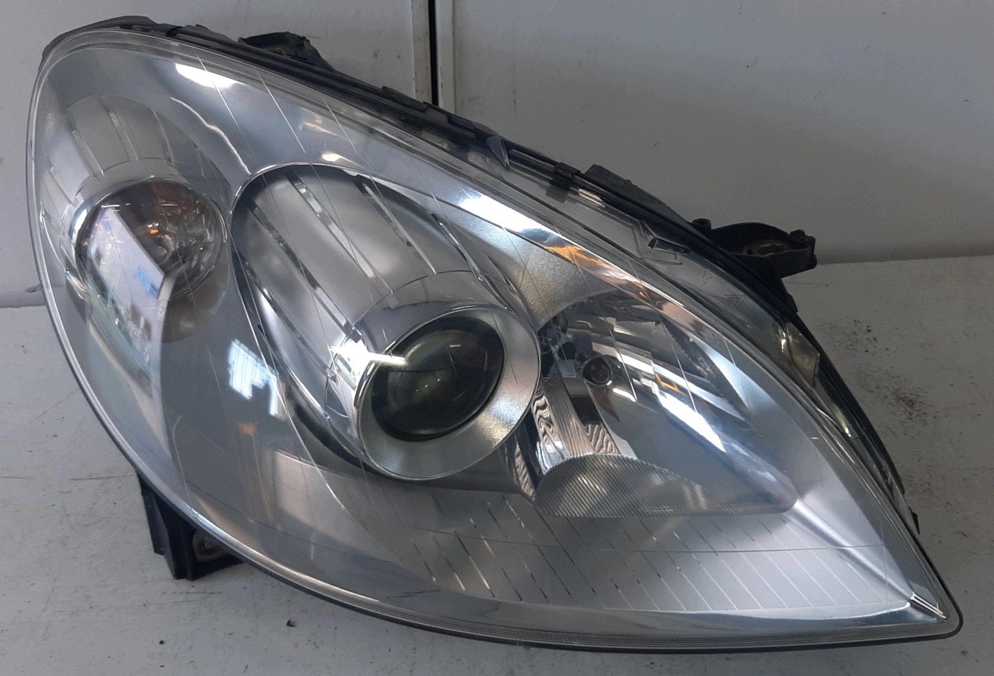 MERCEDES B KLASA W245 REFLEKTOR light right front 1698201861