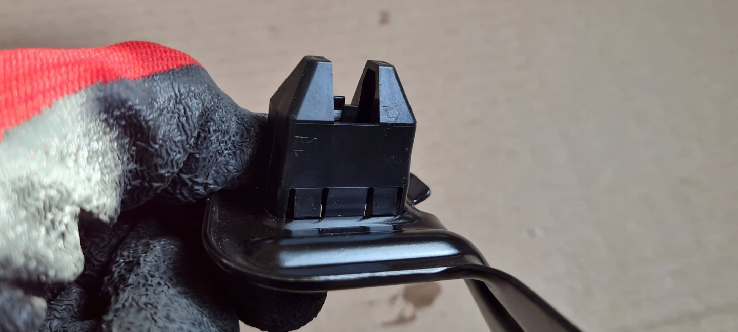 SQ8 4M RSQ8 Q8 bracket holder bonnet right rear part 4M8885968