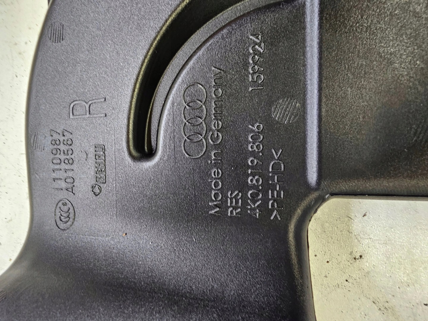 drain POWIETRZNY TUNEL right AUDI A6 C8 4K0819806