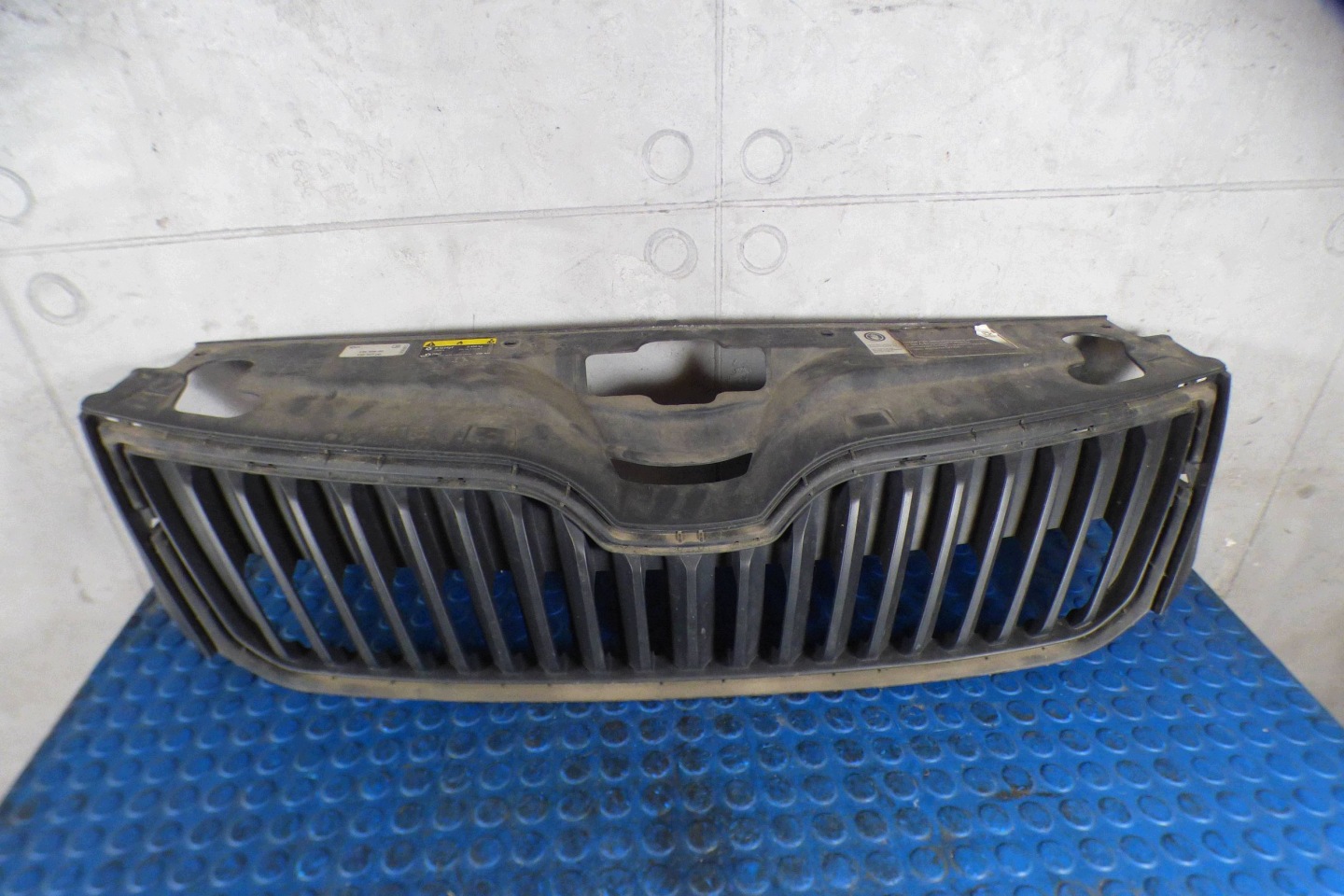 Skoda Rapid Grill Grill der Stoßstange 5JA853668 Original st.BDB