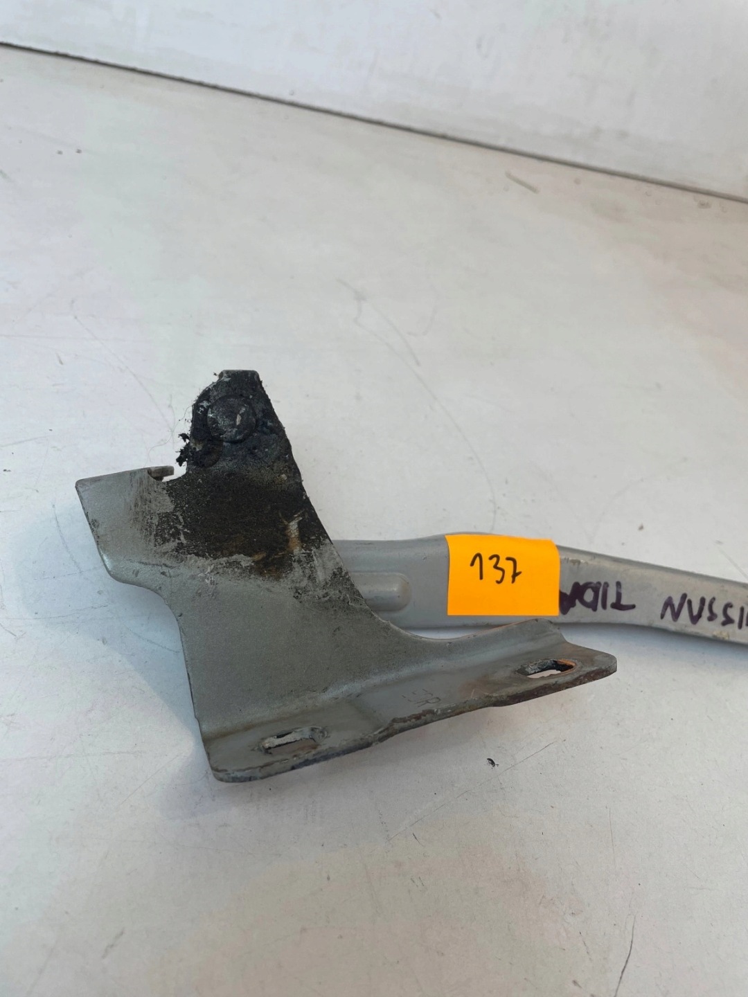 hinge bonnets front front right Nissan Tiida