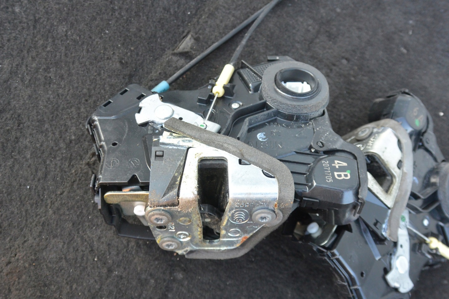 lock door right front TOYOTA PRIUS plus + EUROPA