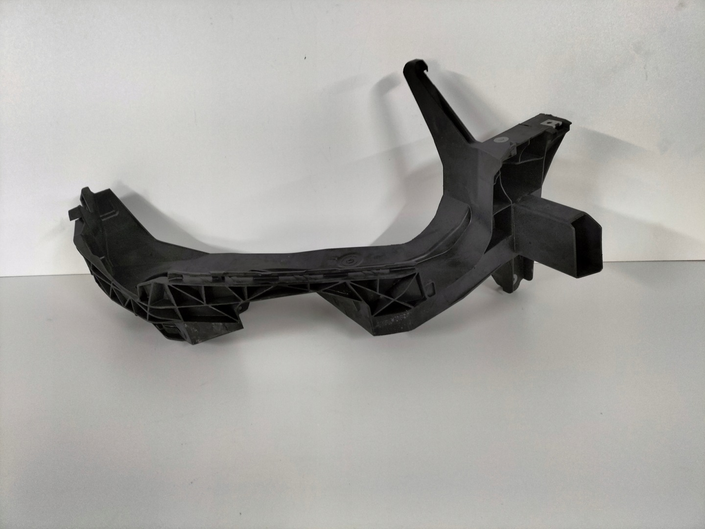 support holder below lampe front right AUDI Q4 E-TRON 22