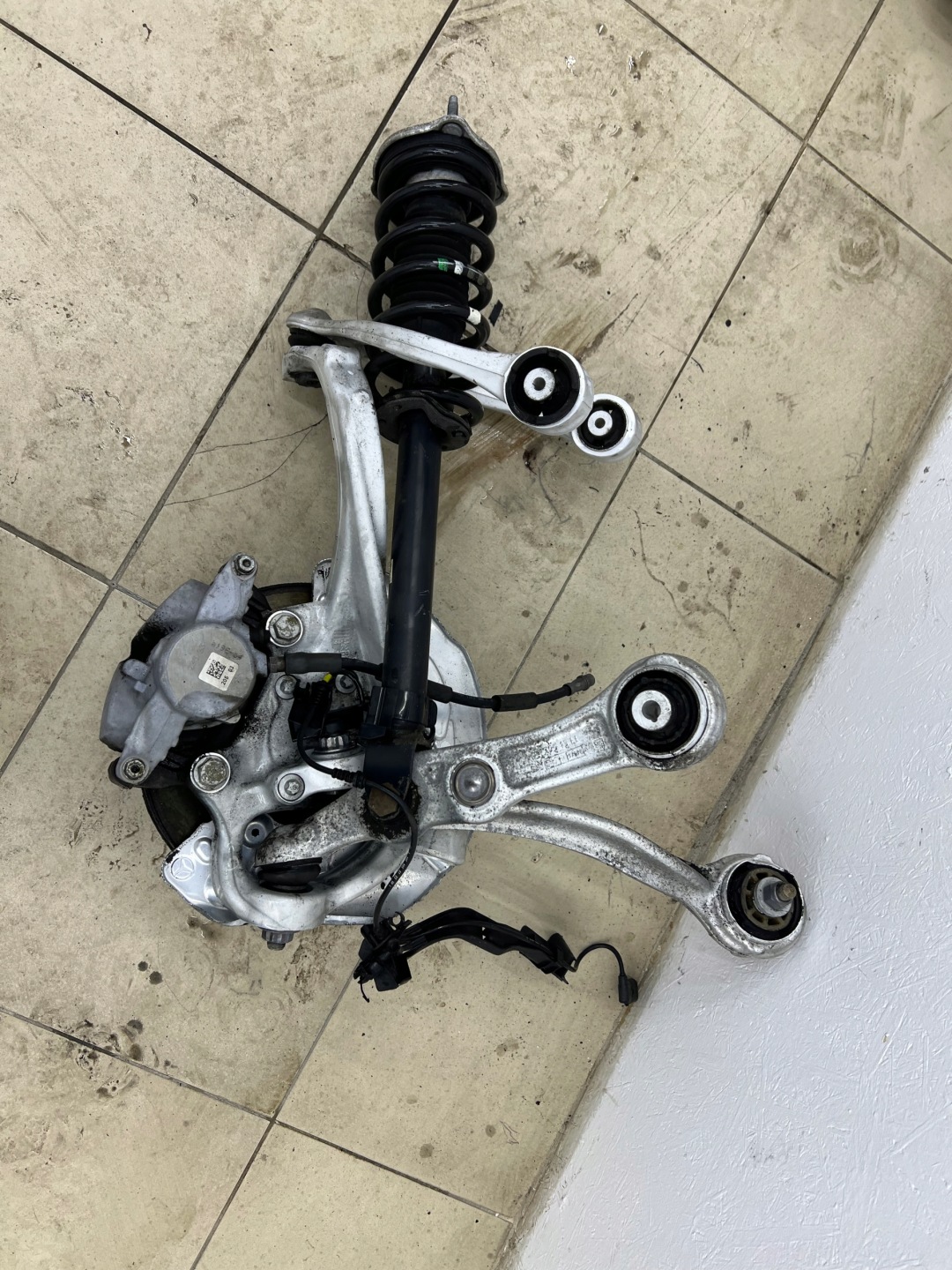 MERCEDES C W205 2.2 CDI MACPHERSON swing arm left 2052100