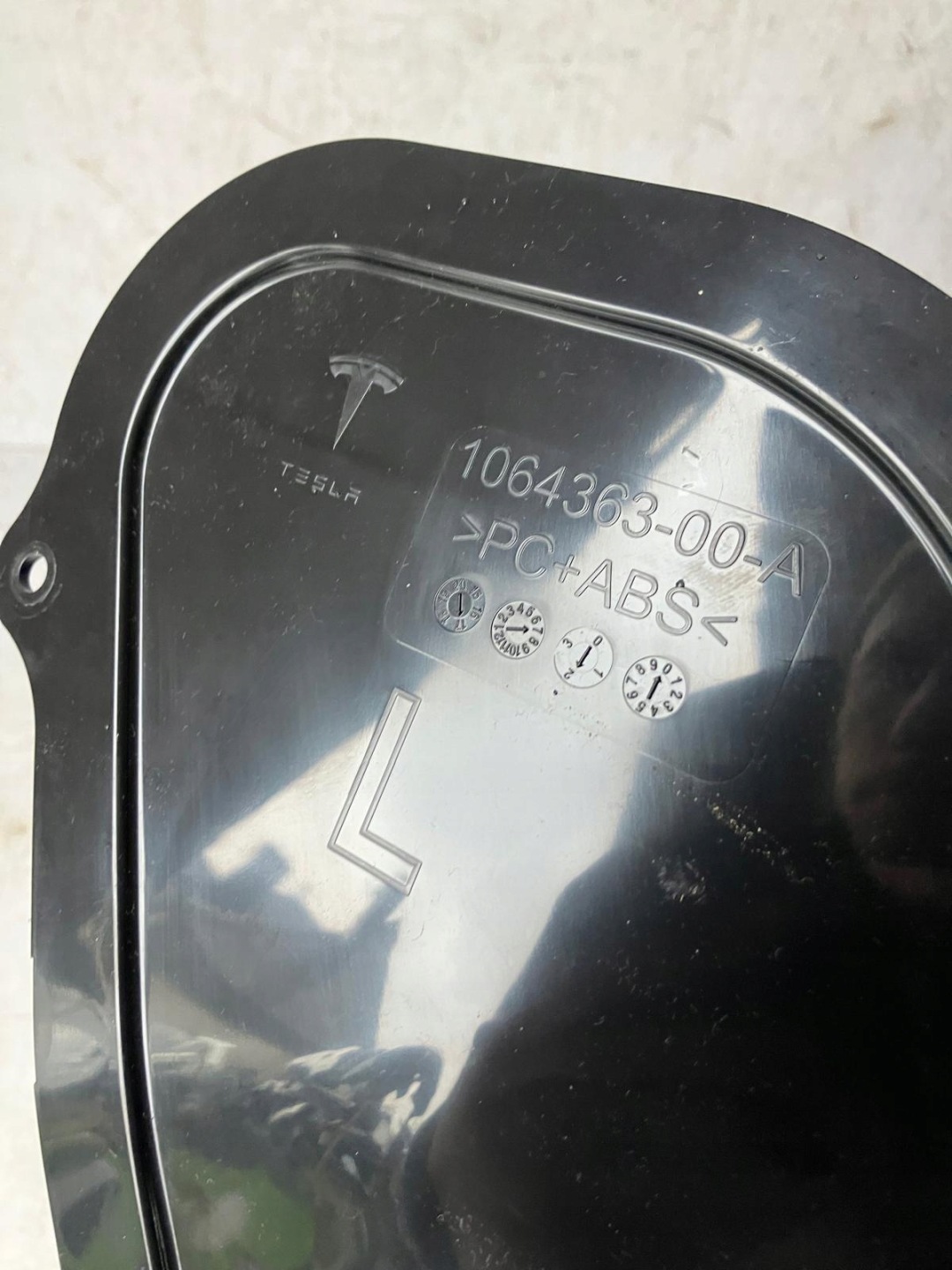 spoiler cover door left rear part TESLA MODEL S 1064363-00