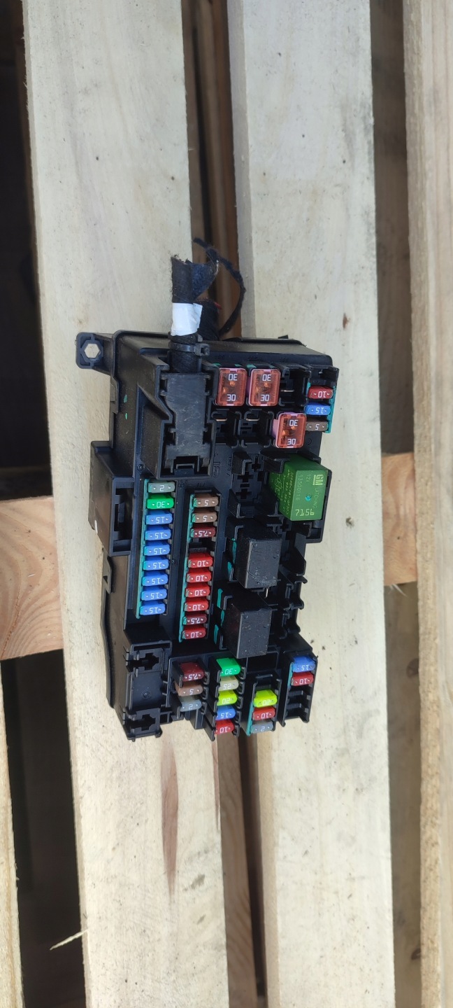 fuse box OPEL MOKKA A 1.7 CDTI 2109261 1311151445