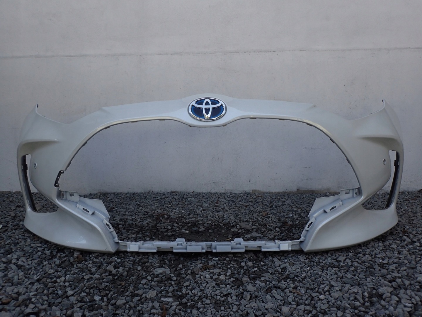 bumper front front TOYOTA YARIS 4 IV P21