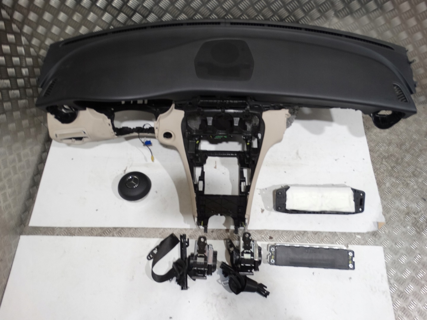 IDEALNA console KPL.MERCEDES W205 LIFT 1