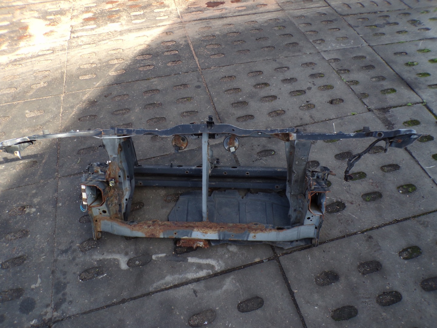support panel for radiators CZOLOWKA pillar iron TOYOTA AVENSIS T25