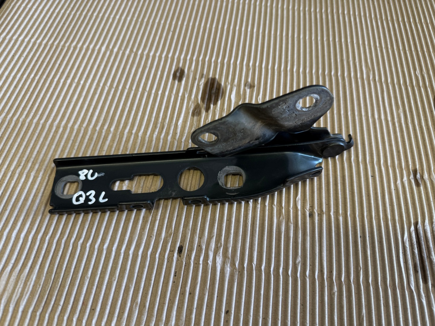 AUDI Q3 8U LIFT hinge bonnets left 8U0823301