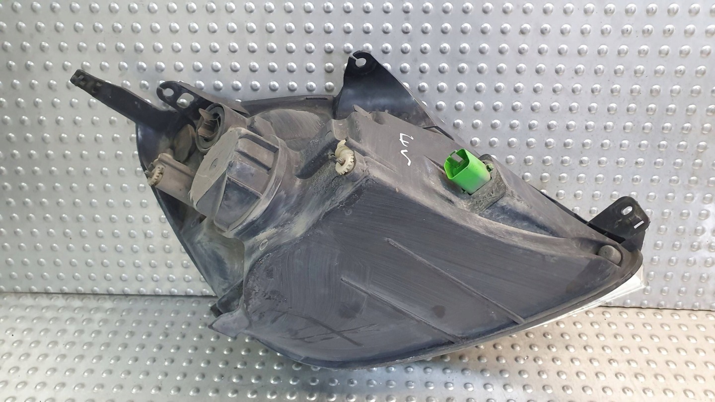 light front left FORD FIESTA MK6 02