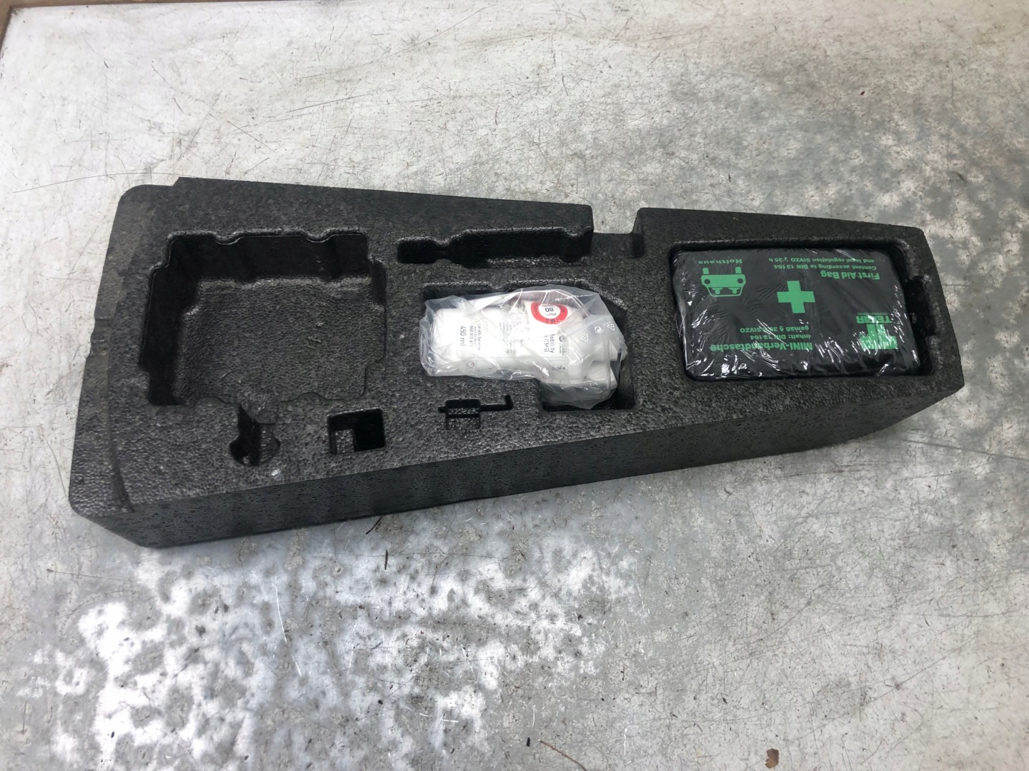polystirene running board first aid kit KLEJ SEAT LEON III HB 5F0012109A