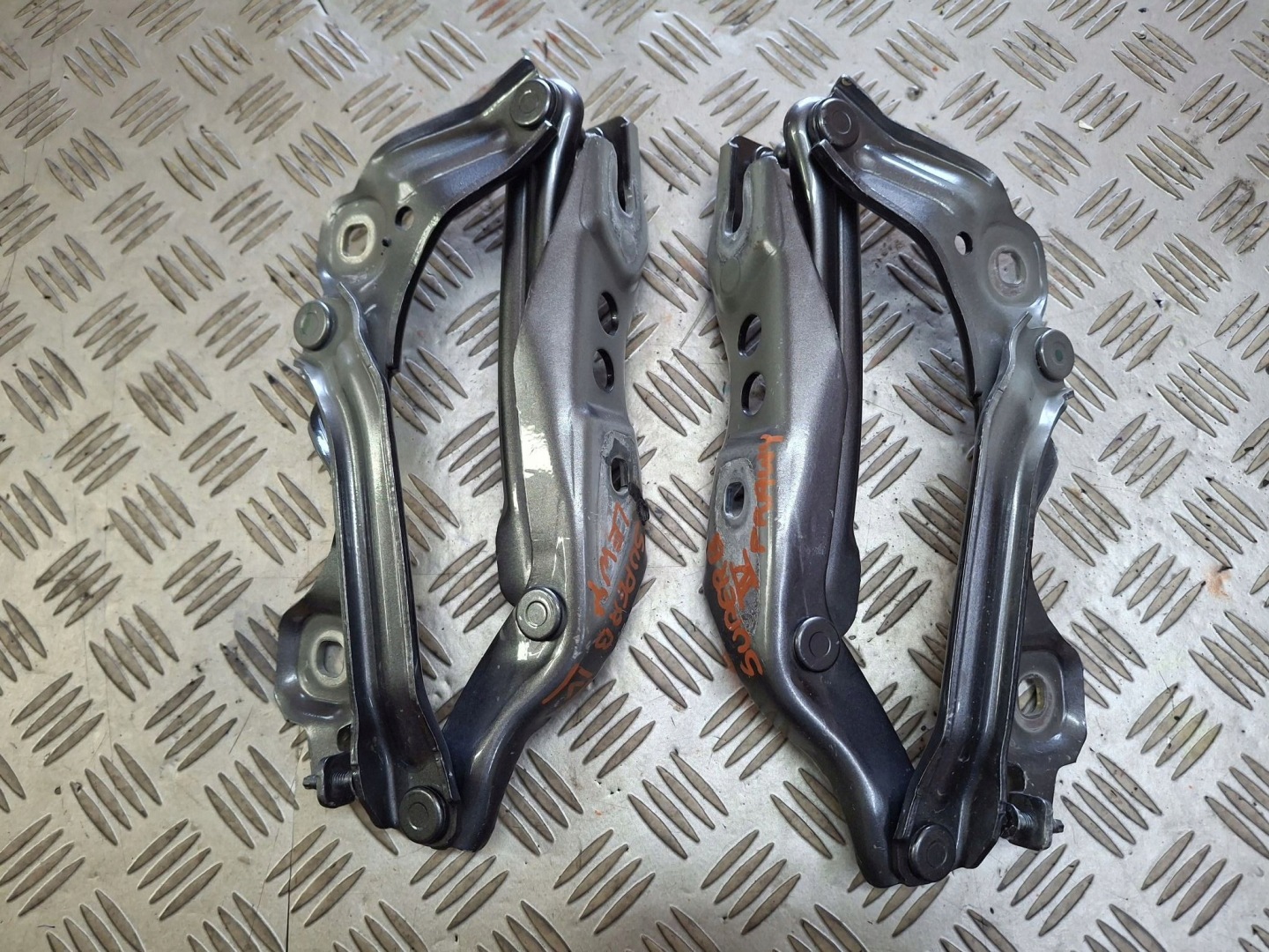 Scharnier Scharniere der Motorhaube rechts oder links SKODA SUPEB IV 2023R->