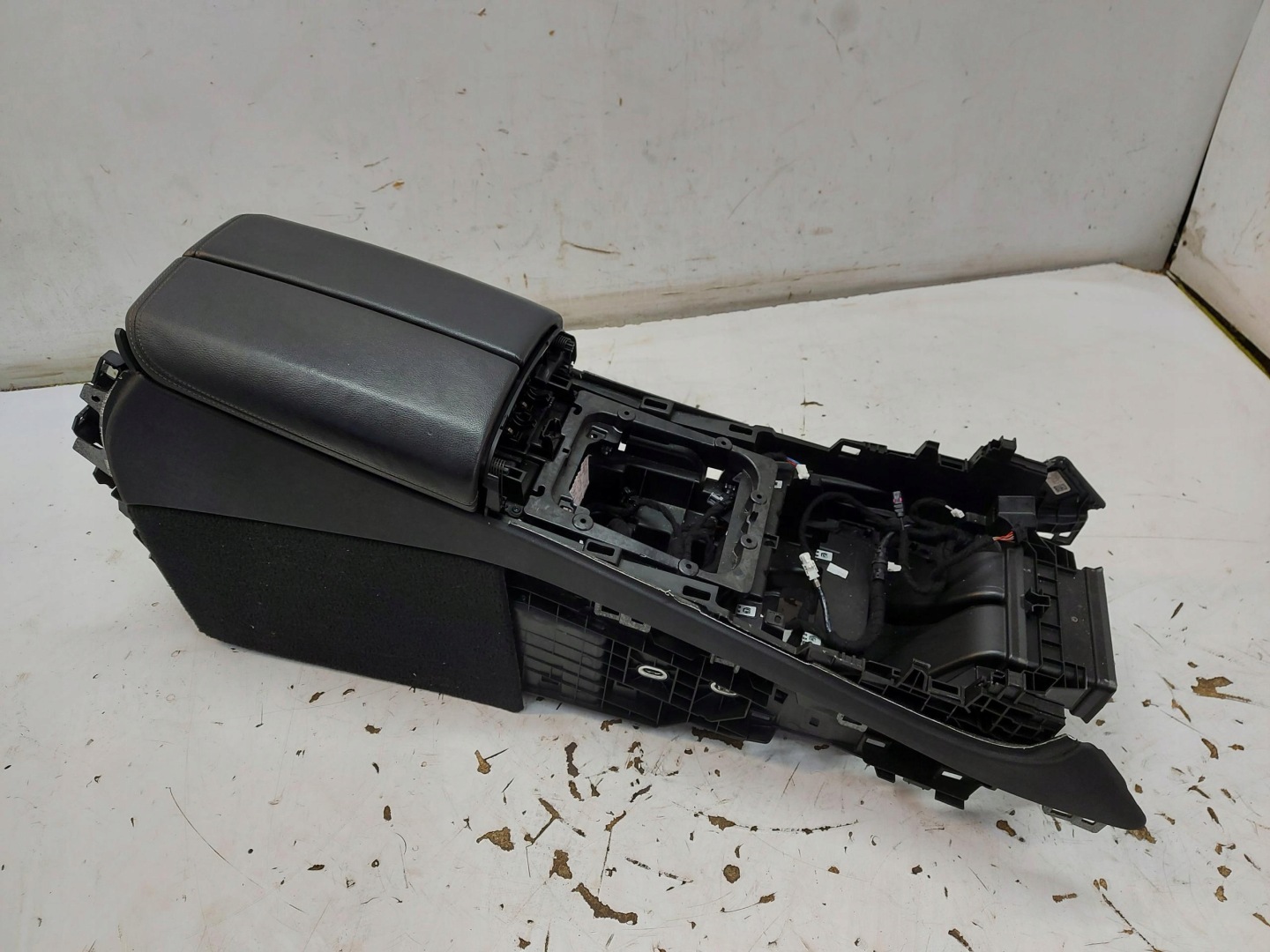 BMW G05 X5 3.0d 2019r. Armlehne TUNEL mitte