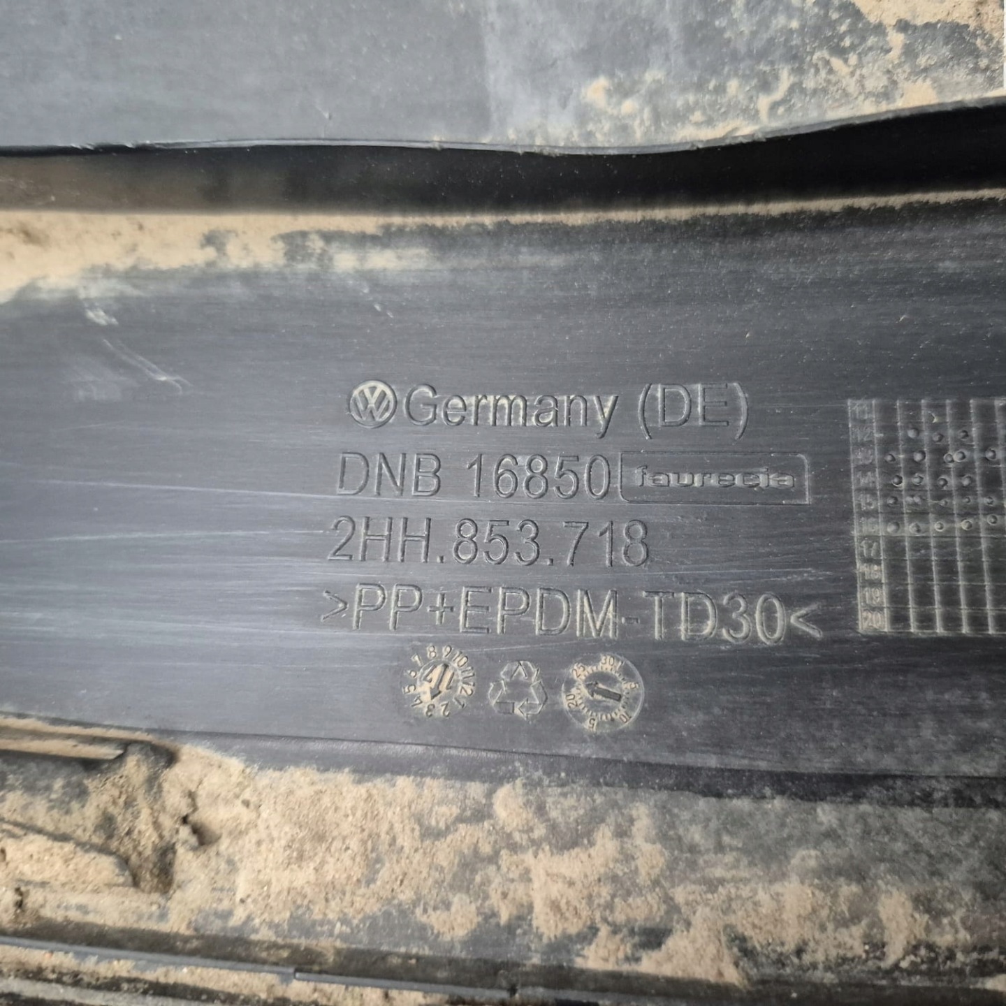 VW AMAROK and 1 LIFT 13-16 moulding cap right front