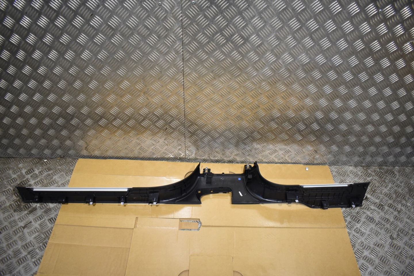 IDEALNA moulding cap threshold left LAMBORGHINI URUS 1